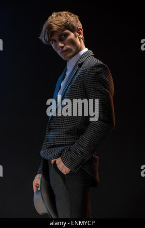 Redheaded uomo in un plaid tuta con hat Foto Stock