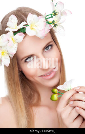 Giovane e bella donna bionda con una corona di fiori Foto Stock