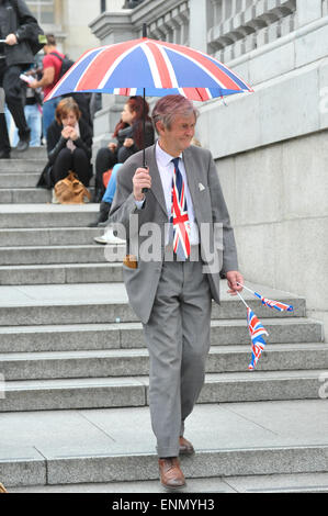 Whitehall, Londra, Regno Unito. 8 maggio 2015. Persone da sole giornale distribuivano libera Unione Jack Flag. VE le celebrazioni della festa ha luogo a Londra. Credito: Matteo Chattle/Alamy Live News Foto Stock