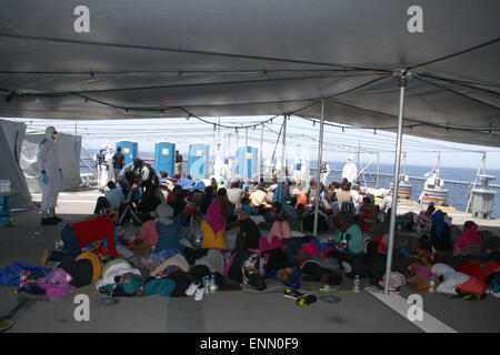 Dispensa - i rifugiati sul ponte della "Hessen' nel mare Mediterraneo, 130 miglia marine l'isola italiana di Lampedusa, 8 maggio 2015. Nella loro prima implementazione nel mare Mediterraneo, Bundeswehr Marines con due navi salvato circa 430 naufraghi rifugiati. Secondo la Joint Operations Command, la fregata "Hessen' ha preso circa 250 persone a bordo nelle acque internazionali, comprese le 30 donne e 5 bambini. I rifugiati erano stati in viaggio in una barca di legno che rischiava di affondamento 50 chilometri dalla costa libica. Foto: Bundeswerhr/PAO Mittelmeer/dpa (: PER CONTATTI Foto Stock