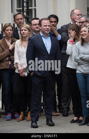 Londra, Regno Unito. 08 Maggio, 2015. Consigliere speciale Craig Oliver (C) ascolta come Primo Ministro David Cameron fa un post-discorso elettorale al di fuori 10 Downing Street dopo un incontro con la regina a Buckingham Palace, venerdì 8 maggio 2015. Credito: Heloise/Alamy Live News Foto Stock