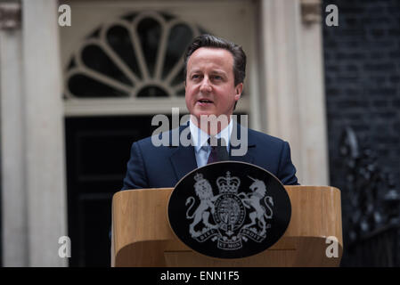 Londra, Regno Unito. 08 Maggio, 2015. Il Primo Ministro David Cameron fa un post-discorso elettorale al di fuori 10 Downing Street dopo un incontro con la regina a Buckingham Palace, venerdì 8 maggio 2015. Credito: Heloise/Alamy Live News Foto Stock