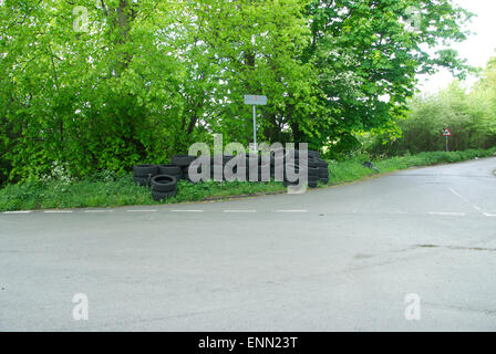 Pneumatici oggetto di dumping nella frondosa corsie di Buckinghamshire... Foto Stock