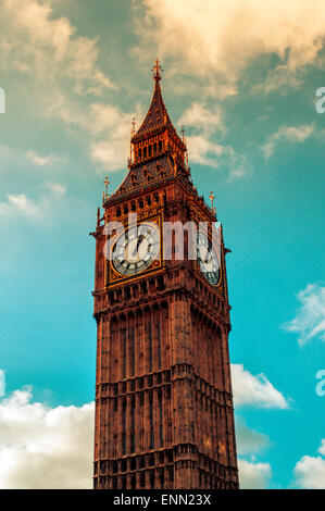 Una vista dell'iconico Big Ben di Londra, Regno Unito, contro un cielo nuvoloso Foto Stock