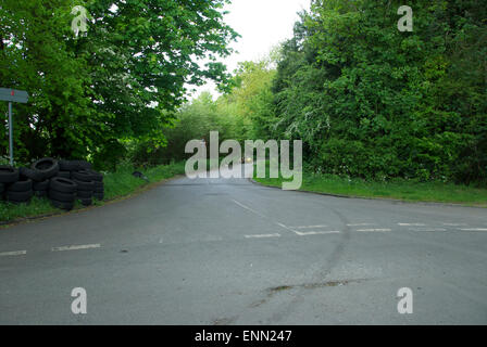 Pneumatici e scarti da giardino oggetto di dumping nella frondosa corsie di Buckinghamshire Foto Stock