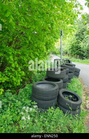 Pneumatici oggetto di dumping nella frondosa corsie di Buckinghamshire... Foto Stock