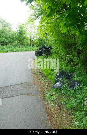 Pneumatici oggetto di dumping nella frondosa corsie di Buckinghamshire Foto Stock