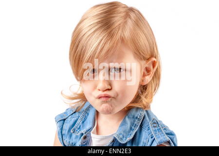 Bella bionda bambina triste e insonni arrabbiato che mostra orologio sveglia  tempo di prepararsi per la scuola in difficoltà di svegliarvi al mattino  bambini Foto stock - Alamy