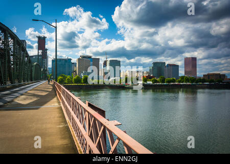 La skyline di Portland e di Hawthorne Bridge, a Portland, Oregon. Foto Stock