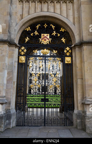 Regno Unito, Inghilterra, Oxford. Gateway cercando nella libreria Codrington, tutte le anime College. Foto Stock