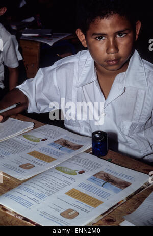 Honduras, El Naranjal. Giovane ragazzo in quinta elementare. Foto Stock