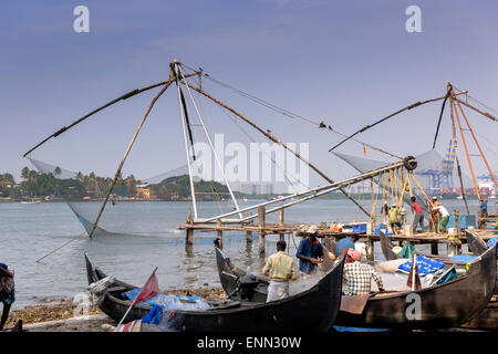 Barche da pesca e il celebre Chinese reti da pesca, sulla beack in Fort Kochi. Foto Stock