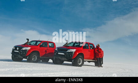 Uomo appoggiato a personalizzato islandese 4x4 pick up truck sul ghiacciaio Breidamerkurjokull, che è una parte del ghiacciaio Vatnajokull Foto Stock