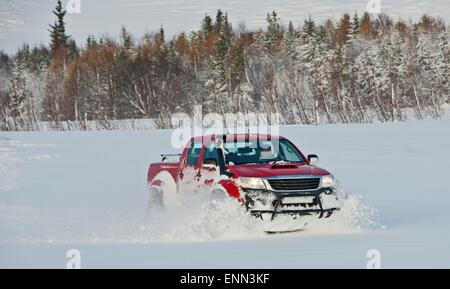 Personalizzato di 4x4 pick up truck guidando attraverso la neve profonda vicino a Laugar nel nord dell'Islanda Foto Stock