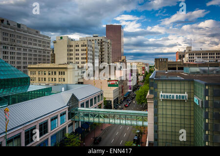 Vista della Pioneer Place e la quarta Avenue a Portland, Oregon. Foto Stock