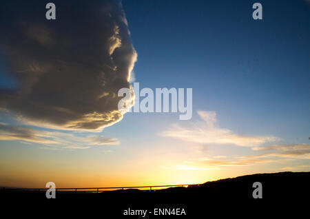 Autostrada tramonto con enorme nube Foto Stock