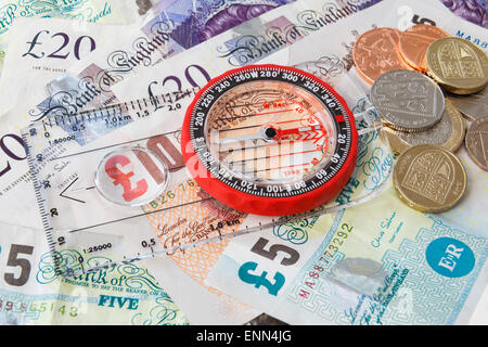 Una bussola sulla sterlina che punta a sud per illustrare la direzione del concetto di economia, ricchezza e finanza britannica. Inghilterra Gran Bretagna Foto Stock