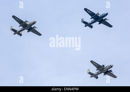 Washington, DC, Stati Uniti d'America. 8 Maggio, 2015. Tre B-25 Mitchell bombardieri sorvolano Washington, DC, 8 maggio 2015, durante il ''Arsenale della democrazia'' air show in Washington, DC, 8 maggio 2015. Cinquanta Guerra Mondiale 2-era l'aeromobile è volato oltre il capitale in formazioni per contrassegnare il settantesimo anniversario della fine della Seconda guerra mondiale 2. Credito: Bill Putnam/ZUMA filo/ZUMAPRESS.com/Alamy Live News Foto Stock