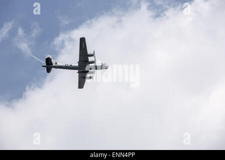 Washington, DC, Stati Uniti d'America. 8 Maggio, 2015. Un B-29 Super bombardiere fortezza vola su Washington, DC, 8 maggio 2015, durante il ''Arsenale della democrazia'' air show in Washington, DC, 8 maggio 2015. Cinquanta Guerra Mondiale 2-era l'aeromobile è volato oltre il capitale in formazioni per contrassegnare il settantesimo anniversario della fine della Seconda guerra mondiale 2. Credito: Bill Putnam/ZUMA filo/ZUMAPRESS.com/Alamy Live News Foto Stock