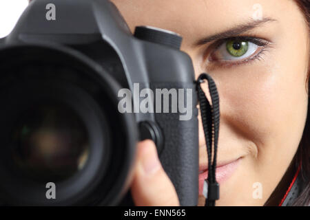 Close up della vista frontale di un fotografo donna occhio fotografare con una fotocamera reflex digitale Foto Stock