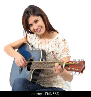 Donna musicista suonando la chitarra in un corso isolato su uno sfondo bianco Foto Stock