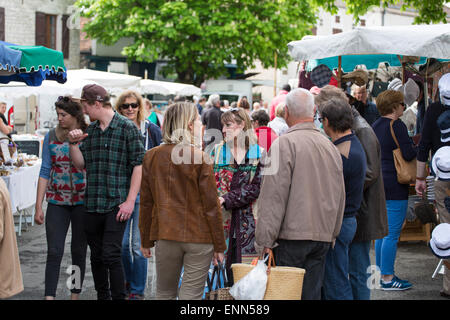 Conversazione sociale presso il mercato domenicale di Montcuq in Francia Foto Stock