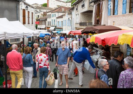 Vista al mercato domenicale di Montcuq con un sacco di culinaria locale di prodotti alimentari in Francia Foto Stock