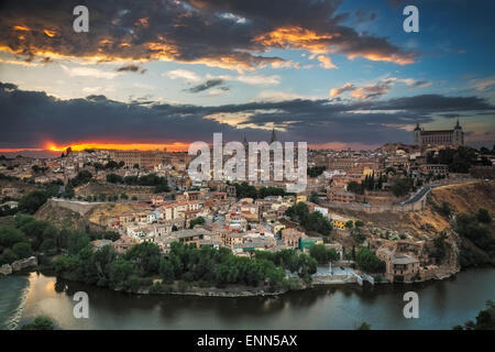 Vista panoramica di Toledo al crepuscolo, Castilla la Mancha, in Spagna Foto Stock