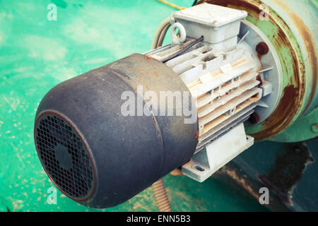 Il vecchio motore elettrico frammento, il fuoco selettivo shallow DOF, vintage tonica foto con il vecchio stile di effetto del filtro Foto Stock