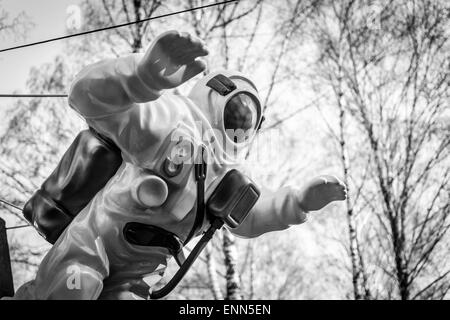 Jumping astronauta in plastica bianca in primo piano e in bianco e nero Foto Stock