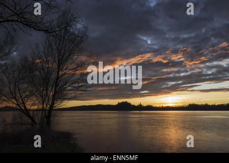 Tramonto sul lago di Varese in un pomeriggio invernale visto da Groppello di Gavirate, Italia Foto Stock