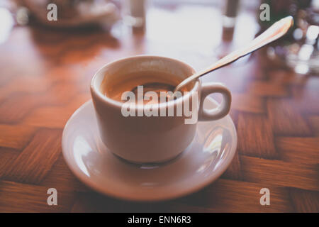 Tazza di caffè forte su un piattino. Foto Stock