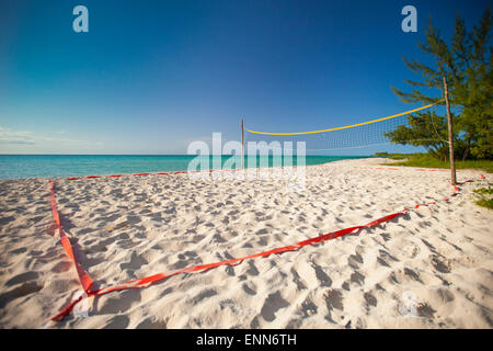 Un campo da beach volley impostare accanto all'oceano su Playa La Jaula beach, Cayo Coco, Cuba. Foto Stock