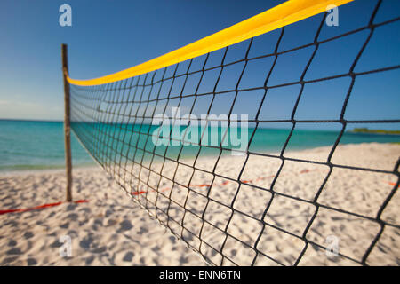 A beach volley net accanto all'oceano su Playa La Jaula beach, Cayo Coco, Cuba. Foto Stock