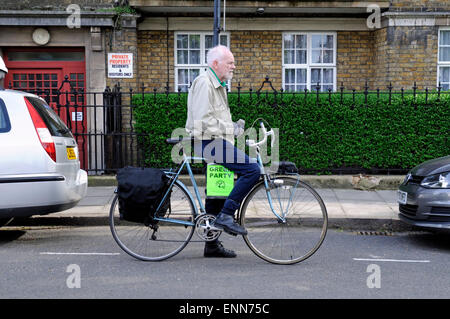 Attivista del Green Party sulla sua bicicletta, elezioni generali 2015, Highbury, Islington North, Londra Inghilterra Regno Unito Foto Stock