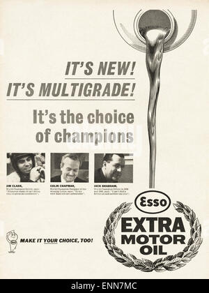 Annuncio Vintage negli anni sessanta magazine datato 1964 per la ESSO EXTRA OLIO MOTORE Foto Stock