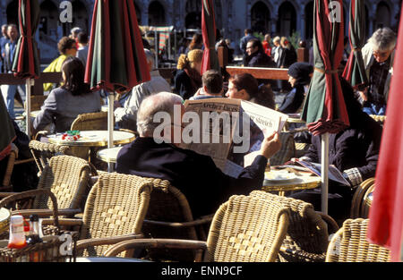 BEL, il Belgio, Bruxelles, uomo quotidiano di lettura alla Grand Place. BEL, Belgien, Bruessel, Zeitungsleser auf dem Grand Place. Foto Stock