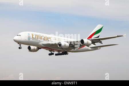Barcellona, Spagna - 18 Aprile 2015: Un Emirates Airbus A380 si avvicina all'Aeroporto El Prat di Barcellona, Spagna. Foto Stock