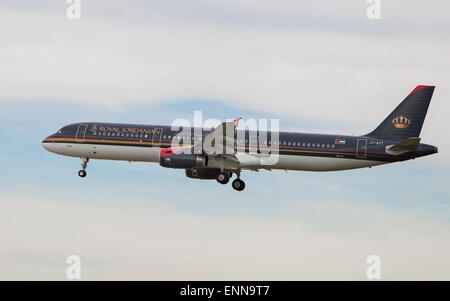 Barcellona, Spagna - 29 Marzo 2015: Un Royal Jordanian Airbus A321 di avvicinamento all'Aeroporto El Prat di Barcellona, Spagna. Foto Stock