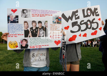 Torino, Italia. 08 Maggio, 2015. Centinaia di fan in attesa di entrare in corrispondenza del primo concerto italiano data di Australian pop band chiamata 5 secondi di estate (5SOS). © Elena Aquila/Pacific Press/Alamy Live News Foto Stock