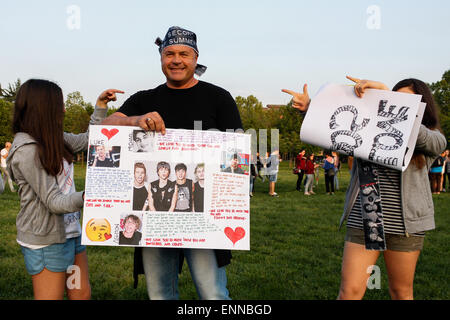 Torino, Italia. 08 Maggio, 2015. Un padre porta le sue due giovani figlie al concerto di 5 secondi di estate (5SOS). © Elena Aquila/Pacific Press/Alamy Live News Foto Stock