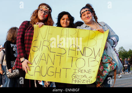 Torino, Italia. 08 Maggio, 2015. Centinaia di fan in attesa di entrare in corrispondenza del primo concerto italiano data di Australian pop band chiamata 5 secondi di estate (5SOS). © Elena Aquila/Pacific Press/Alamy Live News Foto Stock