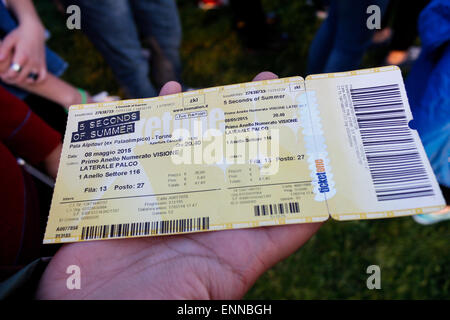 Torino, Italia. 08 Maggio, 2015. Il biglietto del concerto italiano data di Australian pop band chiamata 5 secondi di estate (5SOS). © Elena Aquila/Pacific Press/Alamy Live News Foto Stock