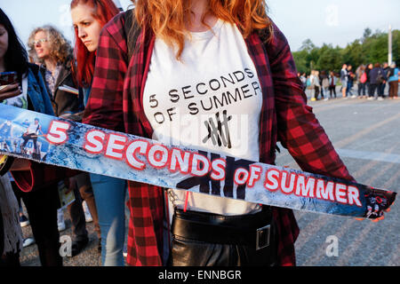 Torino, Italia. 08 Maggio, 2015. Maglietta e archetto con scritto il 5 secondi di estate (5SOS). © Elena Aquila/Pacific Press/Alamy Live News Foto Stock