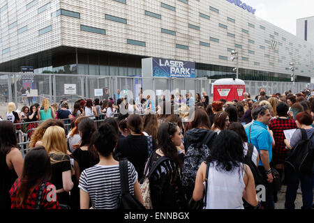 Torino, Italia. 08 Maggio, 2015. Centinaia di fan in attesa di entrare in corrispondenza del primo concerto italiano data di Australian pop band chiamata 5 secondi di estate (5SOS). © Elena Aquila/Pacific Press/Alamy Live News Foto Stock