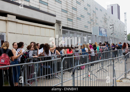 Torino, Italia. 08 Maggio, 2015. Centinaia di fan in attesa di entrare in corrispondenza del primo concerto italiano data di Australian pop band chiamata 5 secondi di estate (5SOS). © Elena Aquila/Pacific Press/Alamy Live News Foto Stock