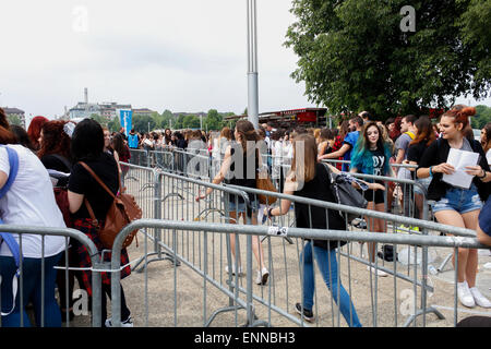 Torino, Italia. 08 Maggio, 2015. Centinaia di fan in attesa di entrare in corrispondenza del primo concerto italiano data di Australian pop band chiamata 5 secondi di estate (5SOS). © Elena Aquila/Pacific Press/Alamy Live News Foto Stock