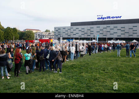 Torino, Italia. 08 Maggio, 2015. Centinaia di fan in attesa di entrare in corrispondenza del primo concerto italiano data di Australian pop band chiamata 5 secondi di estate (5SOS). © Elena Aquila/Pacific Press/Alamy Live News Foto Stock