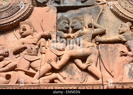 Bassorilievo incisioni al Banteay Srei tempio di Angkor Wat in Siem Reap, Cambogia Foto Stock
