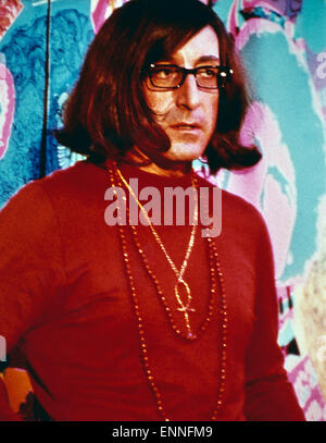 Der britische Schauspieler Peter Sellers, als Frau verkleidet, ca. Ende 1960er Jahre. Foto Stock